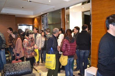 "搶金三"置業熱情高 百余網友到場再掀購房潮